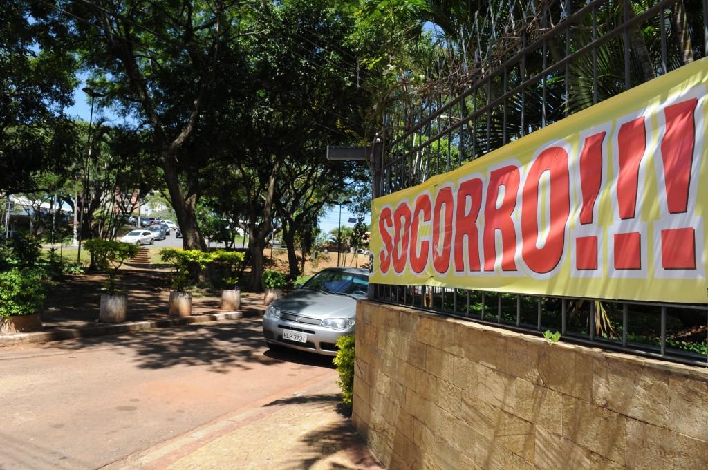 S&iacute;ndica de pr&eacute;dio colocou faixam com "s&uacute;plica" para manuten&ccedil;&atilde;o em pra&ccedil;as ( Dominique Torquato/ AAN)