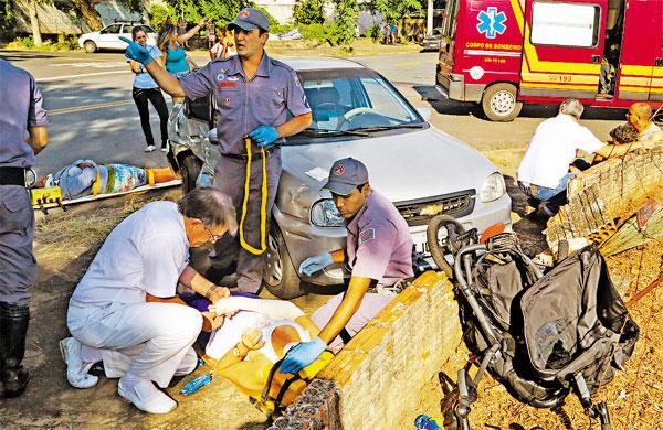 Duas estavam em um dos carros envolvidos na colis&atilde;o e tr&ecirc;s s&atilde;o da mesma fam&iacute;lia - m&atilde;e, filha e neto de dois meses, que estavam na cal&ccedil;ada ( Christiano Diehl Neto/ Gazeta de Piracicaba)