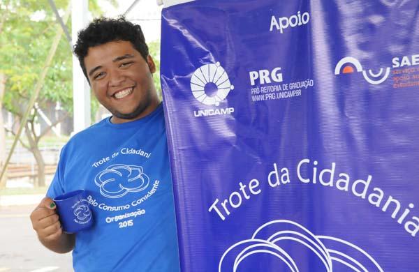 Paulo Henrique: ideia &eacute; que alunos poupem copos descart&aacute;veis ( Edu Fortes/ AAN)