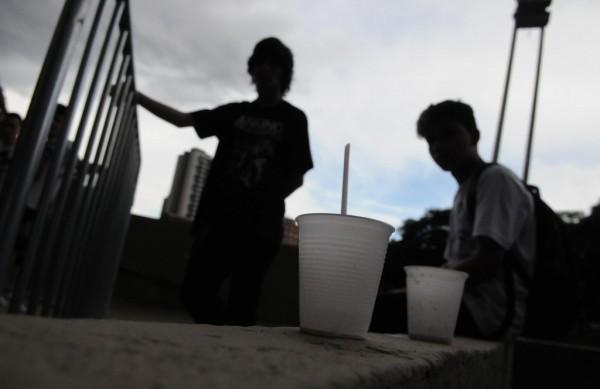 Meninos ouvidos pelo Correio afirmam que consomem bebidas alco&oacute;licas ( Edu Fortes/AAN)