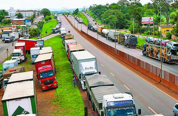 Protesto de caminhoneiros que fechou parte da Fern&atilde;o Dias, na altura de Igarap&eacute;, na Regi&atilde;o Metropolitana de Belo Horizonte, ontem (Eugenio Moraes/ AE)