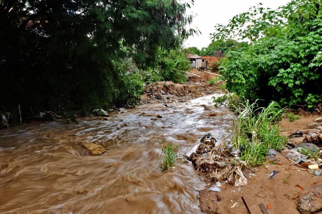 Casa &agrave;s margens de c&oacute;rrego no Jardim do Lago 2: chuva tira o sono de moradores e deixa a Defesa Civil em alerta (Giancarlo Giannelli/Especial para AAN)
