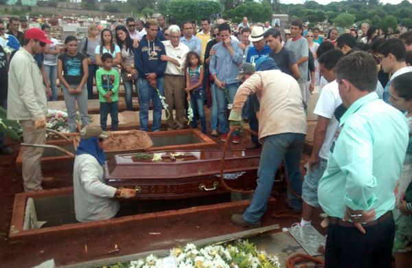 Cerca de 120 pessoas, entre parentes e amigos, acompanharam a cerim&ocirc;nia f&uacute;nebre (Sarah Brito/ AAN)