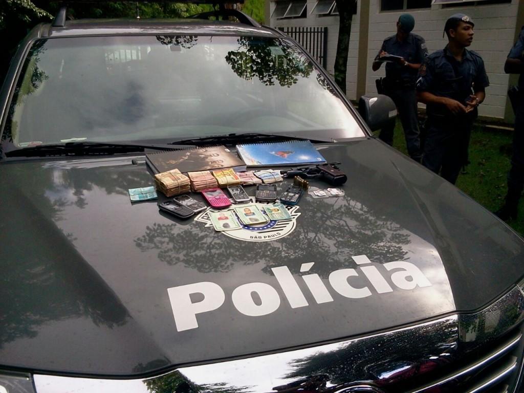Com os detidos, os policiais encontraram diversas armas e apreenderam um carro, celulares, dinheiro e cadernos com anota&ccedil;&otilde;es (Dorinaldo Oliveira/ Correio Popular)