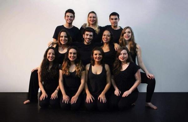 Atores do grupo Meraki, formado por estudantes de artes dram&aacute;ticas, encenam 'Vi&uacute;va, Por&eacute;m Honesta'  ( Divulgação)