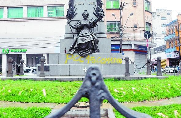 MONUMENTO-TÚMULO DE CARLOS GOMES - Mausoléu amanheceu no último sábado com uma inscrição com o nome de uma facção criminosa (Edu Fortes/AAN)