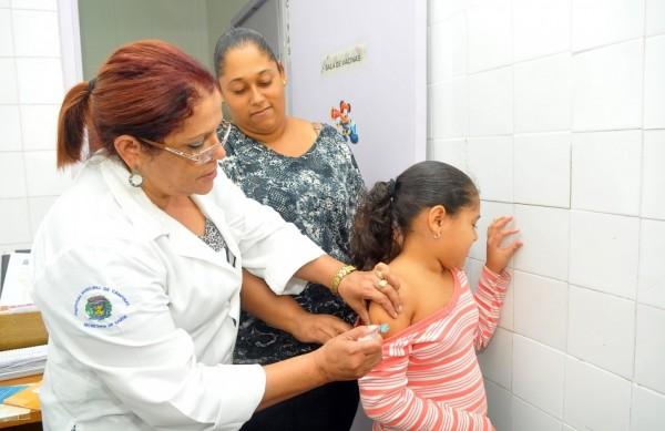 Menina &eacute; vacinada em um dos 167 postos que aplicaram a dose em Campinas no Dia D ( César Rodrigues/AAN)