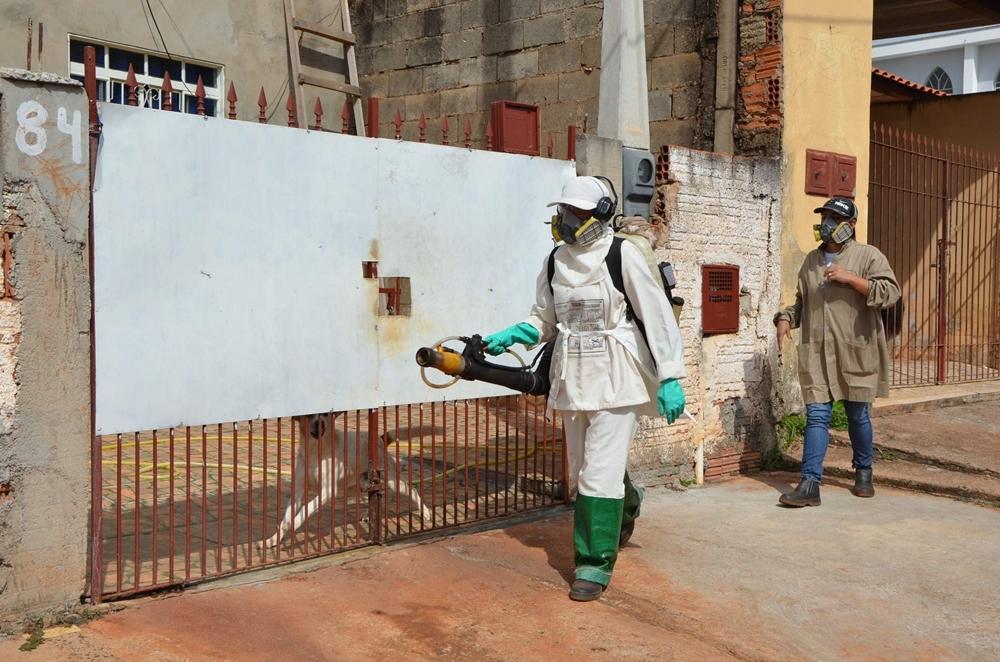 Funcion&aacute;rios da Prefeitura fazem nebuliza&ccedil;&atilde;o na regi&atilde;o do Mat&atilde;o ( Divulgação)