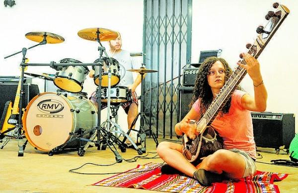 Parma e Nicole Silva surpreenderam os alunos com a mescla de ritmos ( Antonio Trivelin/ Gazeta de Piracicaba )