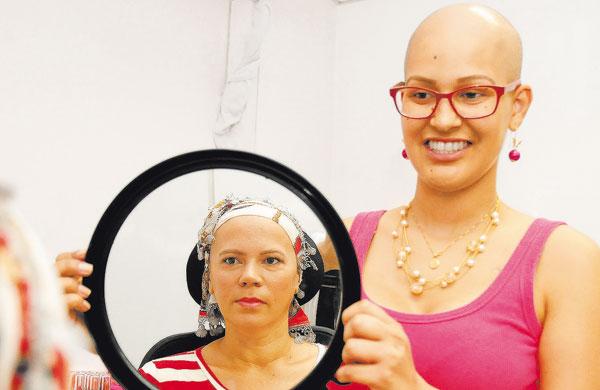Mulheres em tratamento no Centro de Oncologia da Santa Casa (Cecam) ganham perucas de paciente e parceiros ( Del Rodrigues/ Gazeta de Piracicaba)
