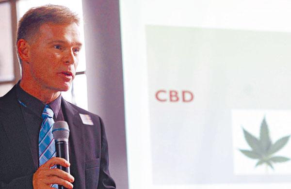 O banc&aacute;rio Norberto Fischer, pai de paciente que faz uso medicinal do canadibiol, fala em encontro do CFM (Elza Fiúza/ Agência Brasil)
