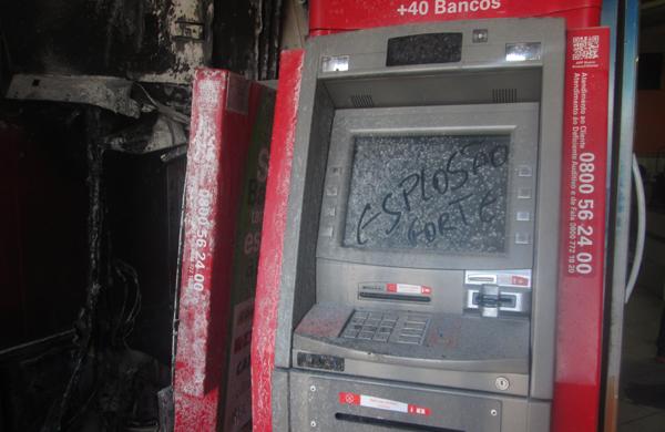 Bandidos explodiram um caixa eletr&ocirc;nico de bandeira 24h da padaria Mori&aacute;, no bairro Bom Retiro, em Paul&iacute;nia (Divulgação)
