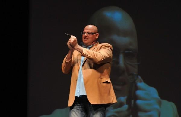 Em seu show, o israelo-canadense Haim Goldenberg s&oacute; n&atilde;o revela como entortar uma colher com a mente ( Divulgação)
