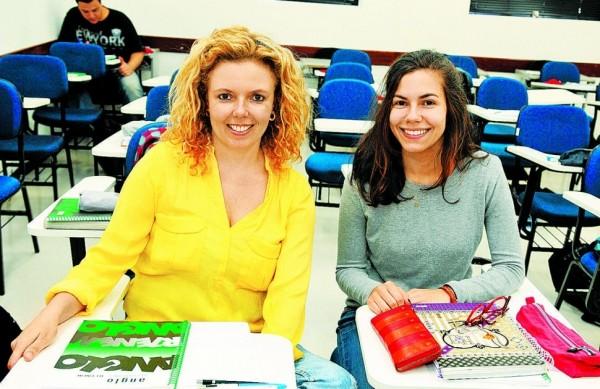 Adriana, de 39 anos, com a filha Laura, de 20: as duas tentam vaga em medicina  ( Dominique Torquato/ AAN)