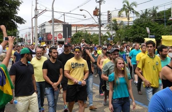 Manifesta&ccedil;&atilde;o em Franca levou milhares &agrave;s ruas  (Renê Moreira)