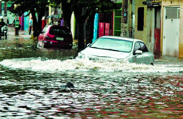 Carro enfrenta enxurrada ap&oacute;s transbordamento de c&oacute;rrego em S&atilde;o Paulo (Amauri Nehn/ AE)