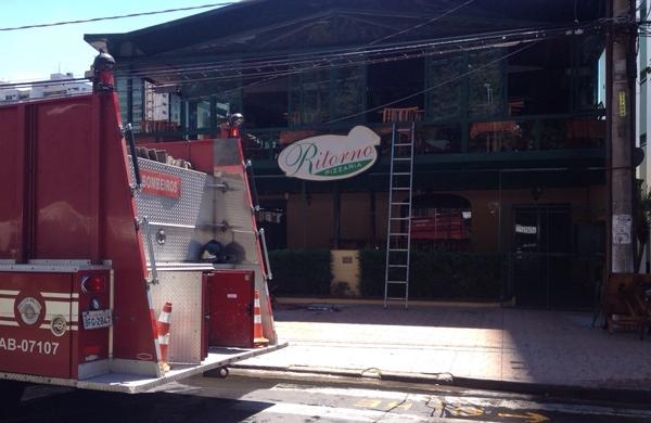 Corpo de Bombeiros precisou agir r&aacute;pido para conter as chamas no restaurante (Gustavo Abdel/ AAN)