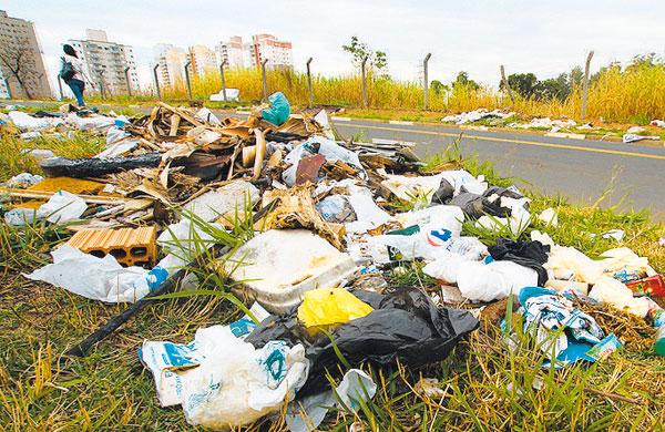 Lixo em ruas de Campinas, que deve se adequar &agrave;s pol&iacute;ticas nacionais ( Cedoc/RAC)