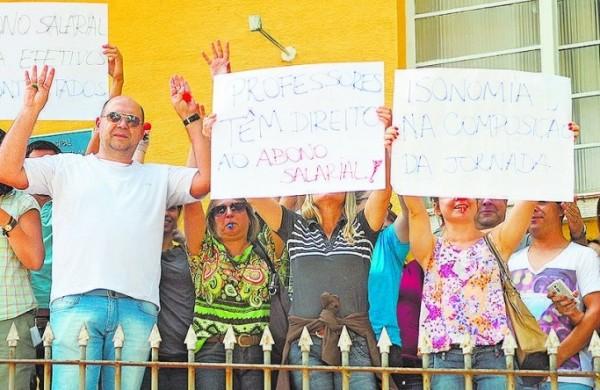 Professores usaram narizes de palha&ccedil;o, apitos e cartazes para cobrar o pagamento  ( Antonio Trivelin/ Gazeta de Piracicaba )