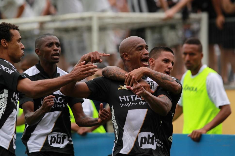 Alexandro comemora o primeiro gol da Ponte Preta no jogo que consolidou o acesso &agrave; S&eacute;rie A (Leandro Ferreira/AAN)