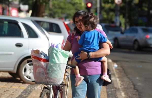 A bi&oacute;loga Maria In&ecirc;s, que foi assaltada nas ruas de Bar&atilde;o, sente falta das rondas de bicicleta r
 ( Leandro Ferreira/ AAN)
