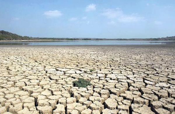 Seca que afeta a Col&ocirc;mbia exp&otilde;e o leito do lago El Cisne em setembro deste ano (AFP)