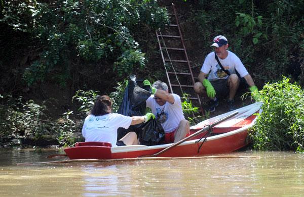 Canoas e caiaques foram usadas na retirada do lixo ( Dominique Torquato/ AAN)