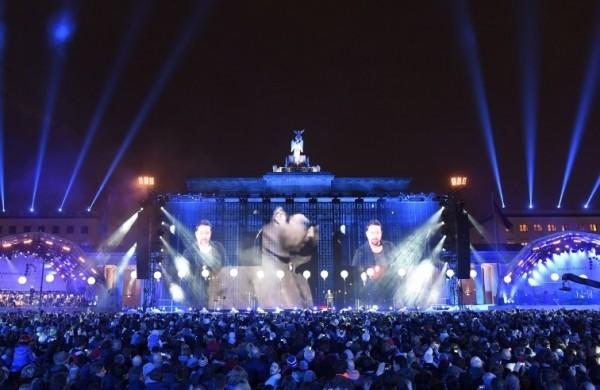 Mais de um milh&atilde;o de visitantes alem&atilde;es e estrangeiros eram esperados para comemorar o evento que p&ocirc;s fim &agrave; Guerra Fria (France Press)