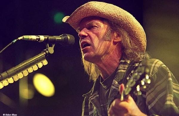 O cantor de m&uacute;sica de protesto Neil Young mora h&aacute; anos na Calif&oacute;rnia: prestes a completar 69 anos ( Divulgação)