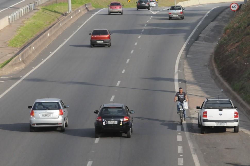 Ve&iacute;culo transitando pelo acostamento obriga ciclista a invadir a pista da Rodovia Anhanguera: infra&ccedil;&atilde;o passar&aacute; a custar R$ 957,70 para motorista ( Edu Fortes/ AAN)