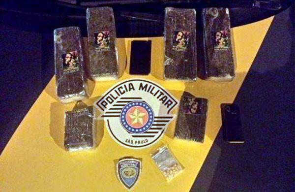 Pol&iacute;cia apreende 4kg de maconha com fotos de Bob Marley ( Divulgação)