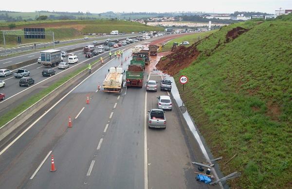 A terra foi deslocada ap&oacute;s o forte temporal que atingiu a regi&atilde;o na noite desta segunda (Dorinaldo Oliveira/ Correio Popular)