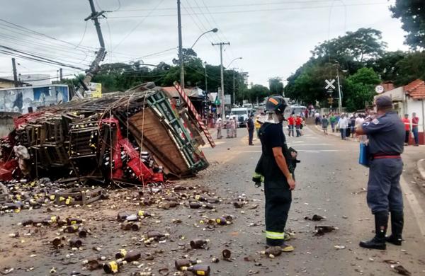 Caminh&atilde;o capota e espalha 9 mil garrafas em Hortol&acirc;ndia (Alenita Ramirez/ AAN)