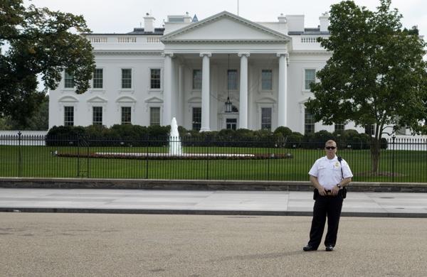 Agente faz segurança em frente à Casa Branca, nos Estados Unidos  (France Press)