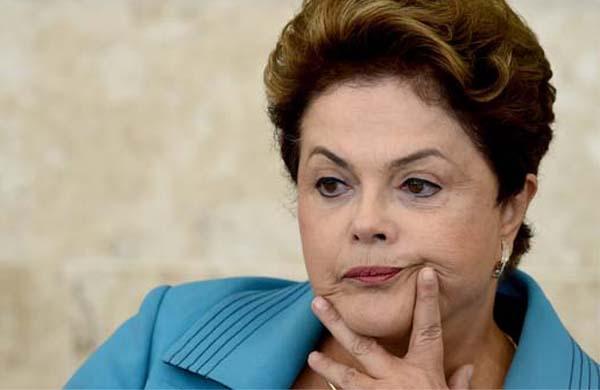 Centrais sindicais v&atilde;o, nesta sexta-feira, 13, &agrave;s ruas de 27 capitais em todo o Pa&iacute;s contra a &quot;ruptura democr&aacute;tica&quot; e pela garantia dos direitos trabalhistas. A Central &Uacute;nica dos Trabalhadores (CUT), organizadora dos atos, refuta a ideia de que os protestos sejam em defesa do governo, mas levanta a bandeira contr&aacute;ria ao impeachment da presidente Dilma Rousseff.  (Evaristo Sa/ AFP)