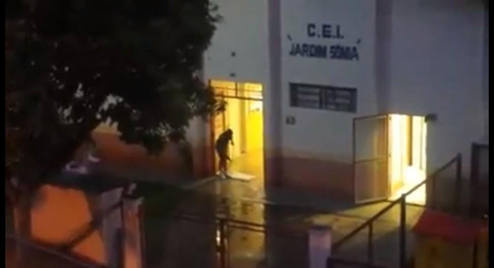 Funcion&aacute;rio p&uacute;blica, flagrada, v&iacute;deo, desperdi&ccedil;ando, &aacute;gua, crise, abastecimento, racionamento, Jaguari&uacute;na (Captura de vídeo)