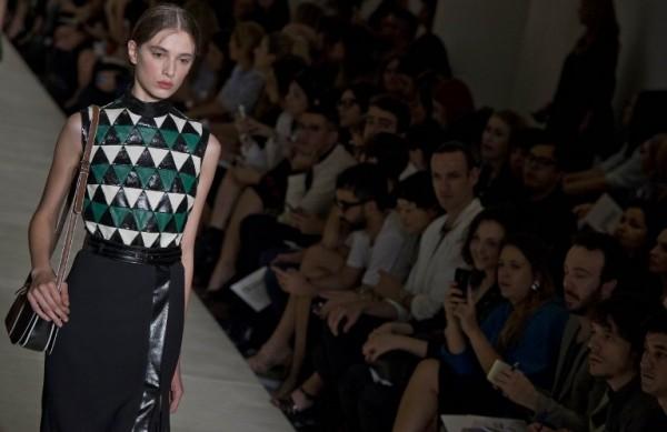 Modelo desfila com uma das cria&ccedil;&otilde;es de Reinaldo Louren&ccedil;o, para o Inverno de 2015 (France Press)