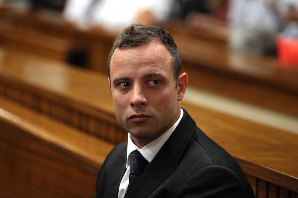 Pistorius, de 27 anos, foi obrigado a passar por uma multid&atilde;o de jornalistas e cinegrafistas para chegar ao tribunal (AFP PHOTO / POOL / Alon Skuy )