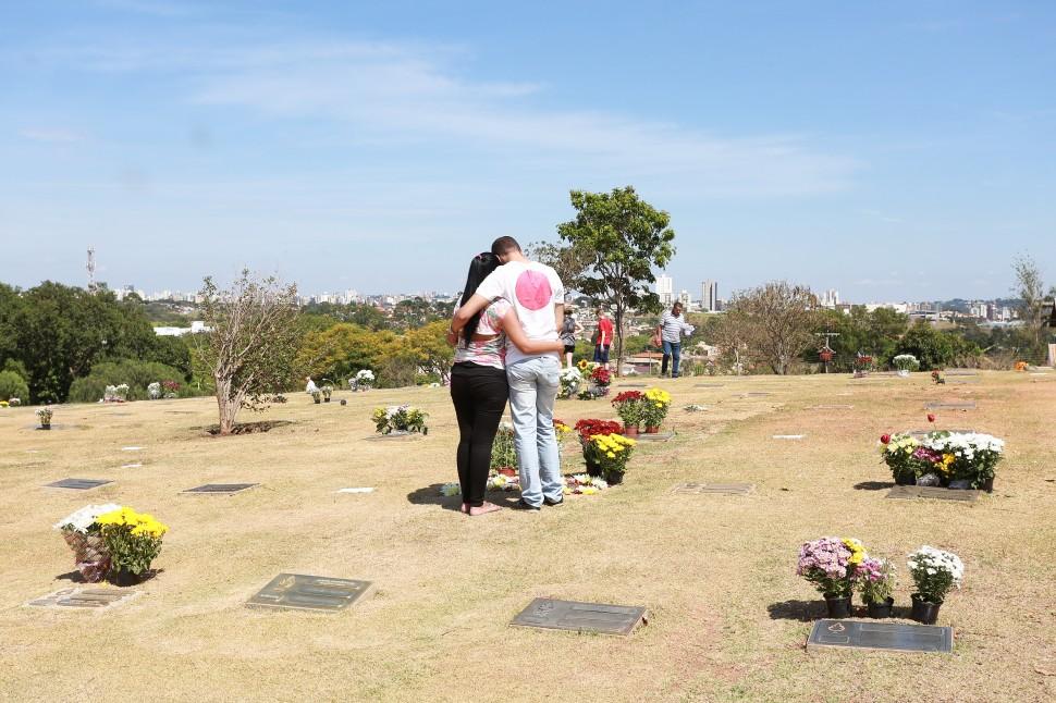 Visitantes fazem ora&ccedil;&otilde;es e prestam homenagens neste feriado de Finados, no Cemit&eacute;rio das Al&eacute;ias, em Campinas ( Leandro Ferreira/ AAN)