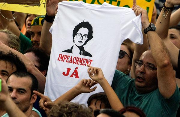 O ato pelo impeachment da presidente Dilma Rousseff reuniu cerca de 2,5 mil pessoas, segundo a Pol&iacute;cia Militar (Miguel Schincariol/ AFP)
