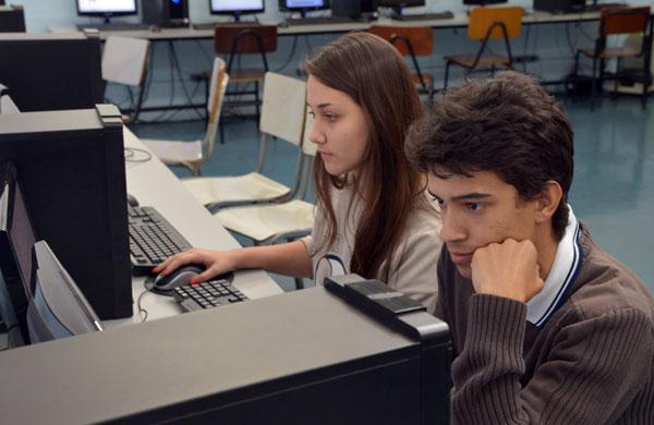 Os alunos do 3&ordm; ano Ana Luisa Pimentel e Jonatas Rodrigues ( Agência Brasil)