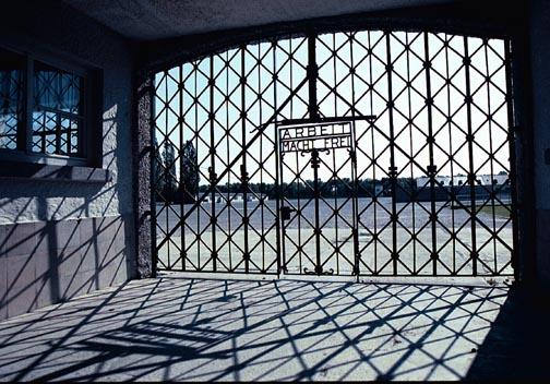 O port&atilde;o de ferro com a inscri&ccedil;&atilde;o &quot;Arbeit macht frei&quot; (O trabalho liberta, em alem&atilde;o) ( Divulgação)