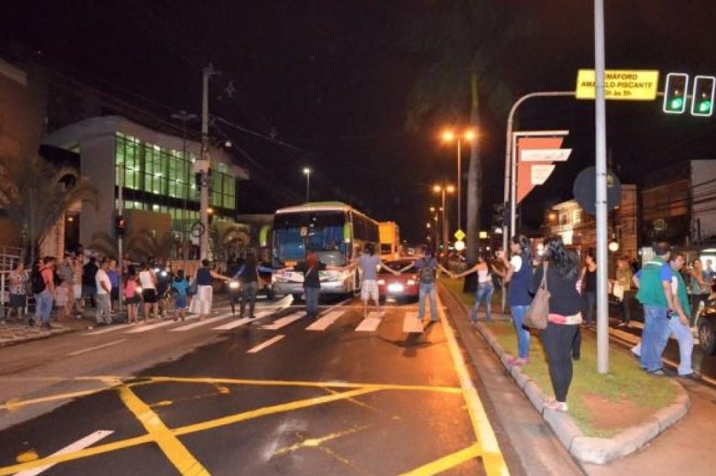 Manifestantes fecharam a Avenida General Carneiro ( Divulgação)