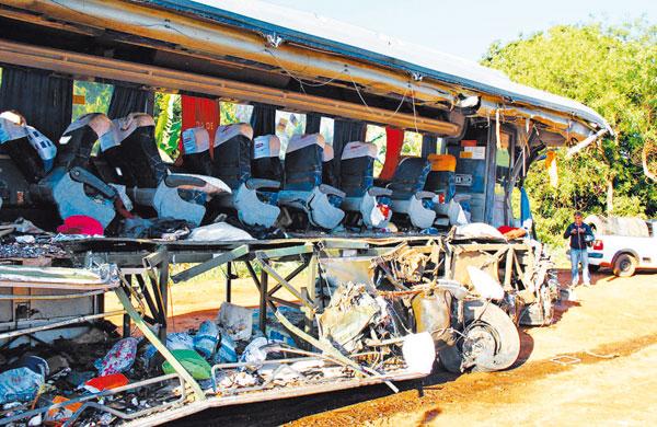 &Ocirc;nibus que levava alunos de escola estadual de volta para casa ap&oacute;s excurs&atilde;o &agrave; Capital, que foi praticamente cortado ao meio ap&oacute;s ser atingido por carreta na Rodovia Le&ocirc;nidas Pacheco Ferreira (Tiago da Mata/ AE)