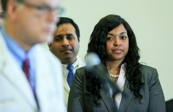A enfermeira americana Amber Vinson ouve o discurso do Dr. Bruce Ribner, epidemiologista, que fala &agrave; imprensa sobre sua cura (France Press)