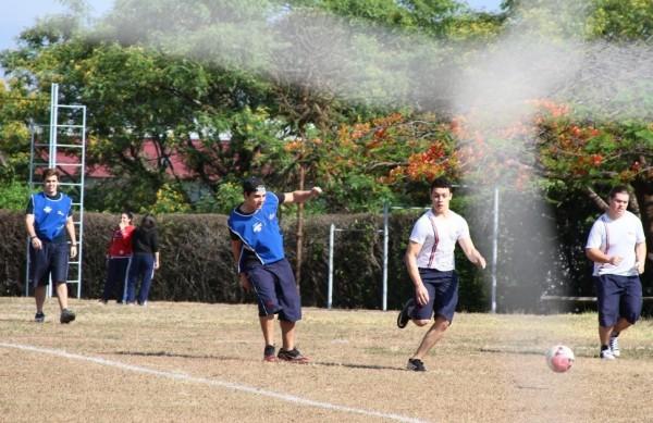Estudantes jogam futebol durante aula de educa&ccedil;&atilde;o f&iacute;sica no Col&eacute;gio Sagrado Cora&ccedil;&atilde;o de Jesus ( Janaína Ribeiro/Especial para a  ANN )