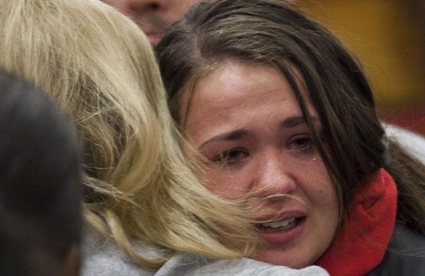 Estudante da Marysville-Pilchuck da High School, em Marysville, Washington, chora ap&oacute;s Jaylen Fryberg baleado cinco estudantes na lanchonete do alto da escola (David Ryder/ AFP)