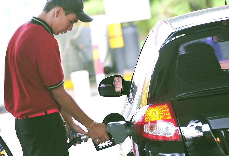 Copom prevê alta de 5% da gasolina e 2,5% no gás em 2013 (Agência Brasil)