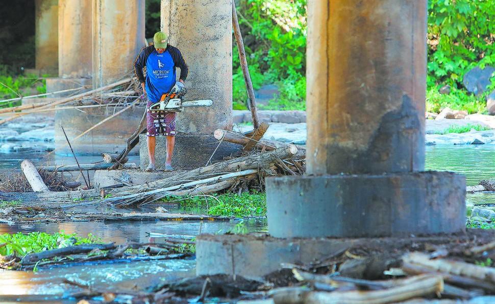 Com a baixa vaz&atilde;o do rio Piracicaba, entulho enroscado nos pilares das pontes fica exposto ( Christiano Diehl Neto/ Gazeta de Piracicaba)