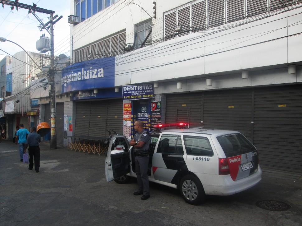 PM vigia loja que foi invadida no final de semana no Centro da cidade (Yasmine Souza/AAN)